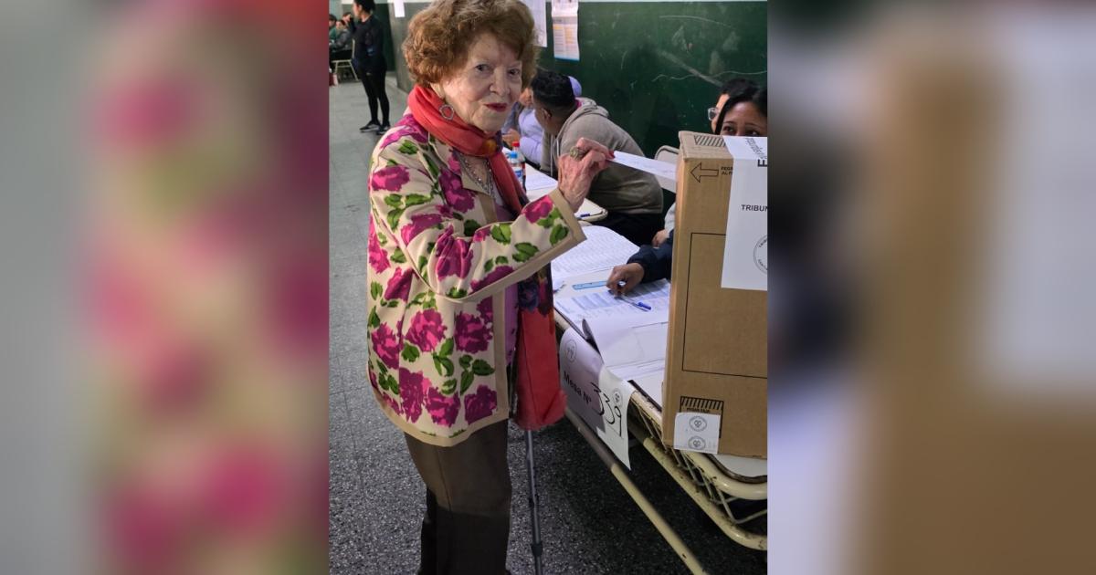 A los 101 antildeos Yolanda Isabel Paz volvioacute a votar y dio un ejemplo de compromiso con la democracia