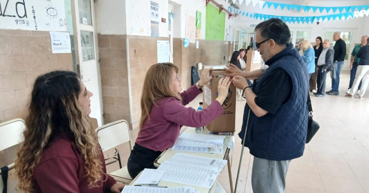 La democracia no espera- con apenas un 15-en-porciento- de visioacuten Hugo Coronel Fonti fue a votar