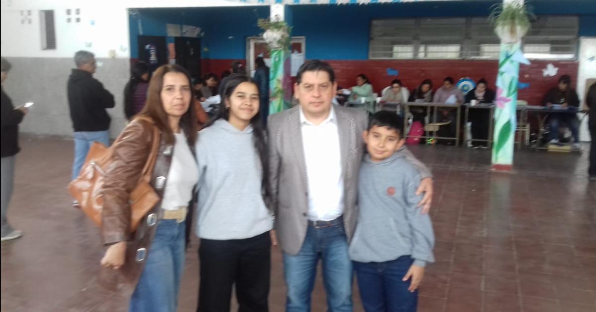 Torres y Azar fueron a votar acompantildeados por su familia