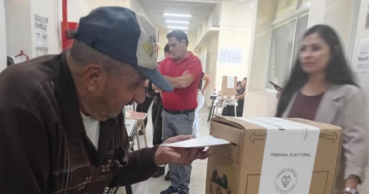 A los 100 antildeos acudioacute a las urnas para cumplir con su deber ciacutevico