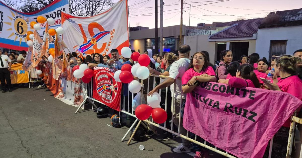 FOTOS Expectativa en el buacutenker del Frente Ciacutevico a la espera de los primeros resultados
