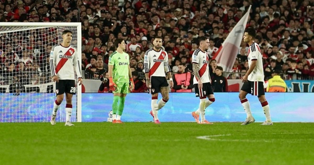 Con un Monumental caldeado River cayoacute ante Rosario Central