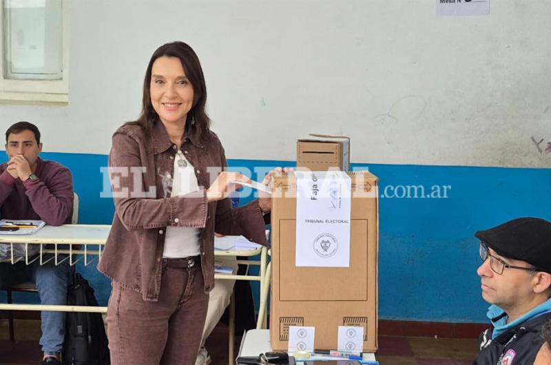 Elecciones Municipales- Mariela Nassif votoacute en La Banda y destacoacute la consolidacioacuten democraacutetica en la provincia