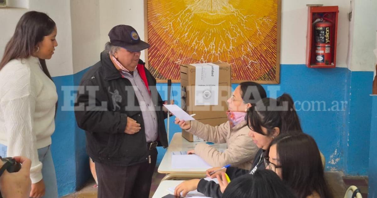 Elecciones municipales- el muacutesico no vidente Chuli Peralta votoacute y llamoacute a las personas con discapacidad a participar de la democracia