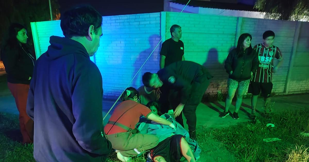 Policiacuteas obran de parteros al asistir a mujer que dio a luz en la vereda de una casa en el Bordm Siglo XIX