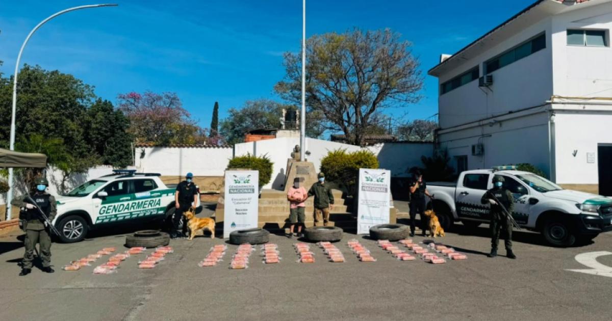 Descubren maacutes de 77 kilos de marihuana y un kilo de cocaiacutena ocultos en las ruedas de un camioacuten