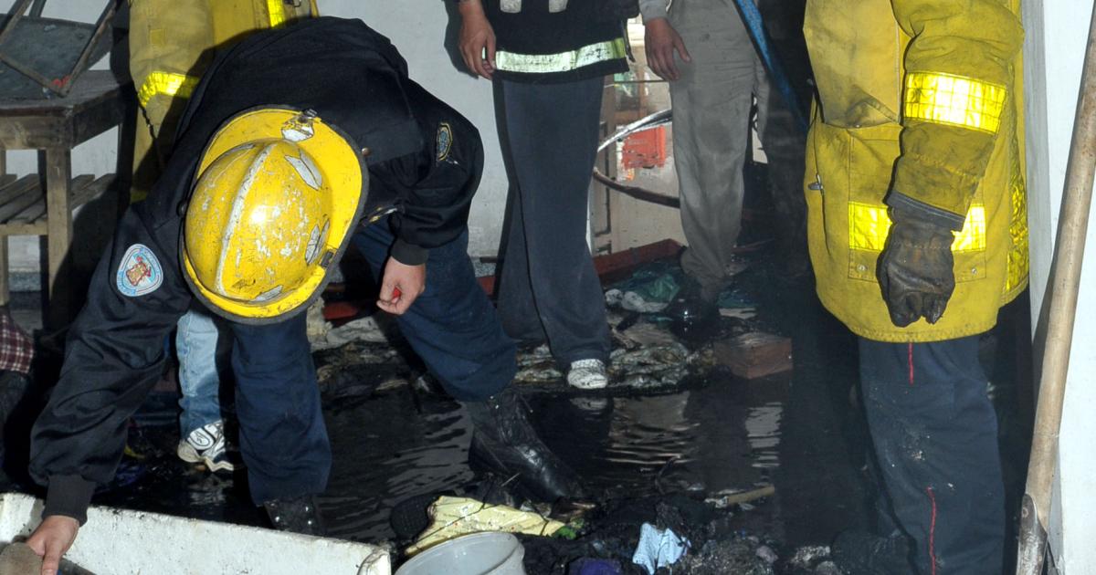 Nintildea de 3 antildeos manipulando un encendedor prendioacute fuego en su casa- familia logroacute escapar de las llamas