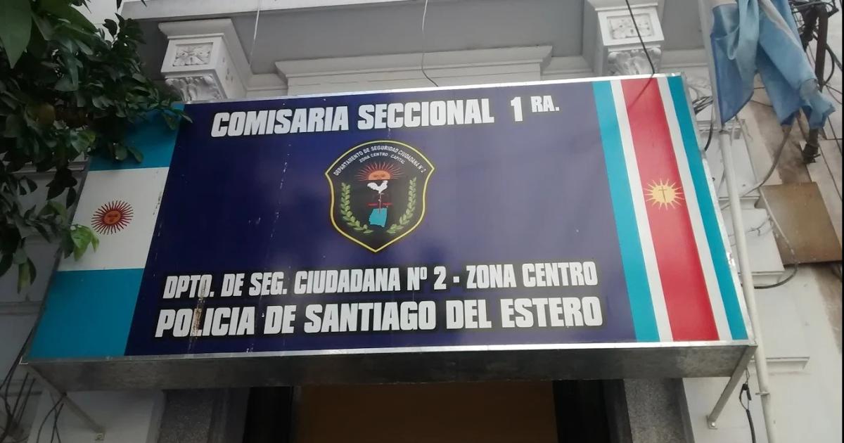 Rompieron la vidriera de un comercio del microcentro y sustrajeron un teleacutefono celular