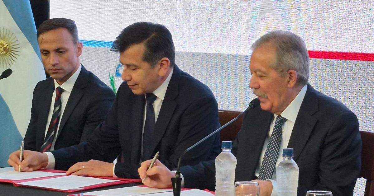 Eliacuteas Suaacuterez firmoacute un convenio histoacuterico para la jerarquizacioacuten y titularizacioacuten docente en la provincia