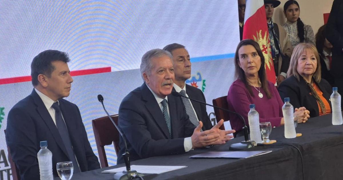 Eliacuteas Suaacuterez destacoacute el concurso para 337 cargos directivos y aseguroacute que seraacute una de las medidas maacutes importantes en la educacioacuten