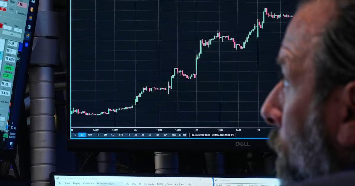El riesgo paiacutes baja a 410 puntos en una jornada de reacutecords en Wall Street y caiacuteda del petroacuteleo