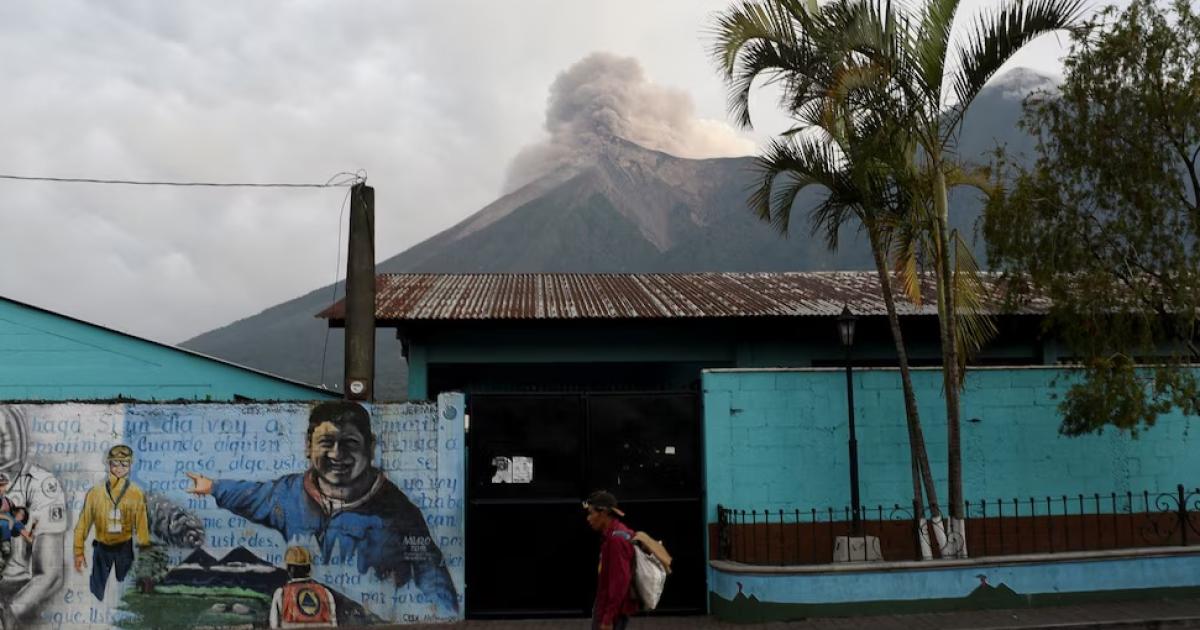 Alerta en Guatemala- el Volcaacuten de Fuego seguiraacute en erupcioacuten al menos 72 horas maacutes