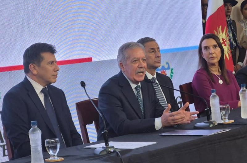 Eliacuteas Suaacuterez destacoacute el concurso para 337 cargos directivos y aseguroacute que seraacute una de las medidas maacutes importantes en la educacioacuten