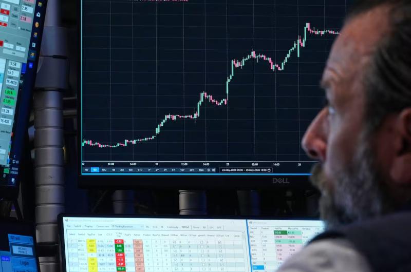 El riesgo paiacutes baja a 410 puntos en una jornada de reacutecords en Wall Street y caiacuteda del petroacuteleo