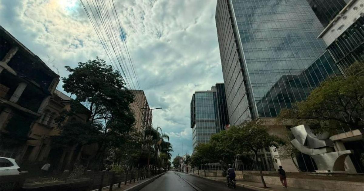 Leves lloviznas dieron inicio al mieacutercoles en Santiago