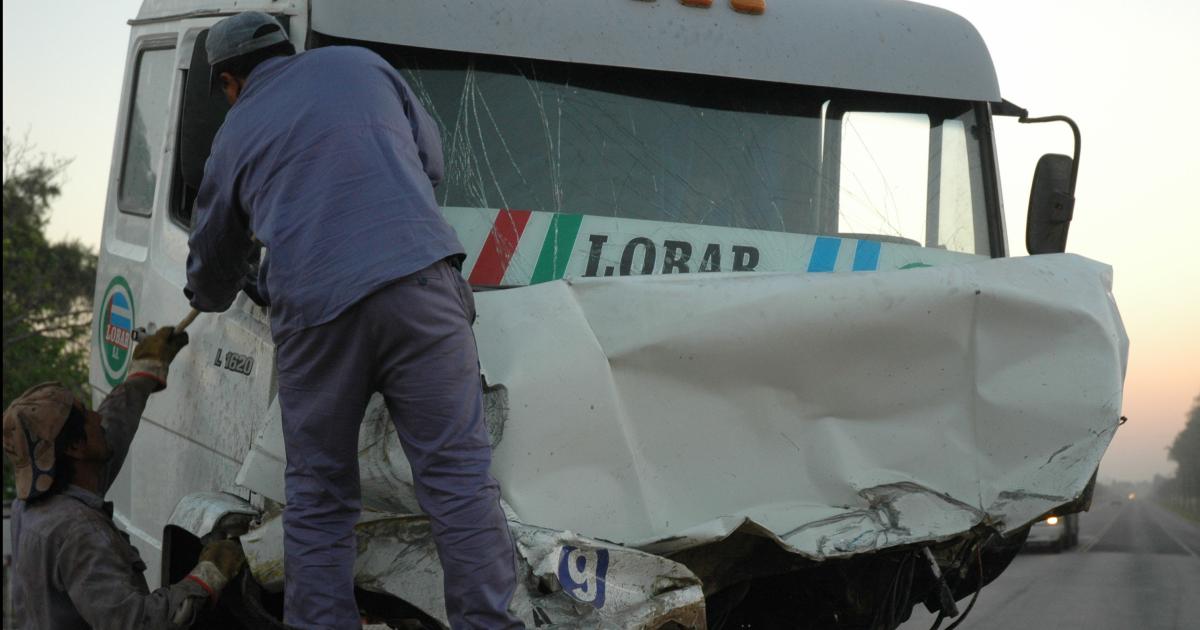 Choque entre un camioacuten y un tren de carga en Ruta 51- tres heridos