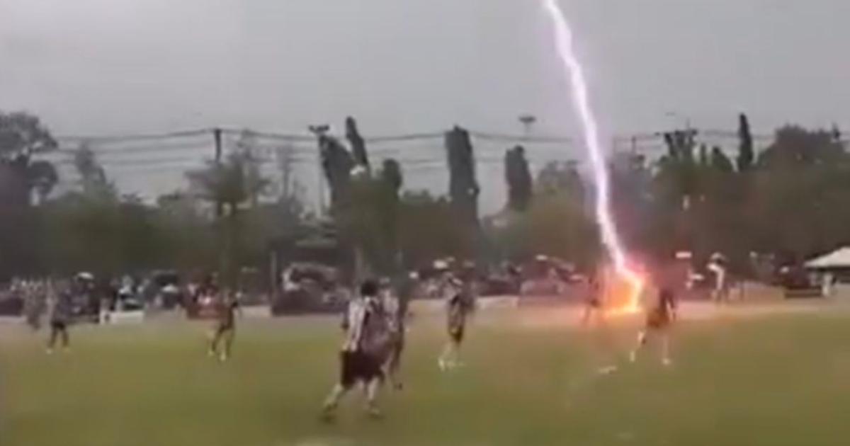 Tragedia- Un rayo matoacute a un futbolista en pleno partido