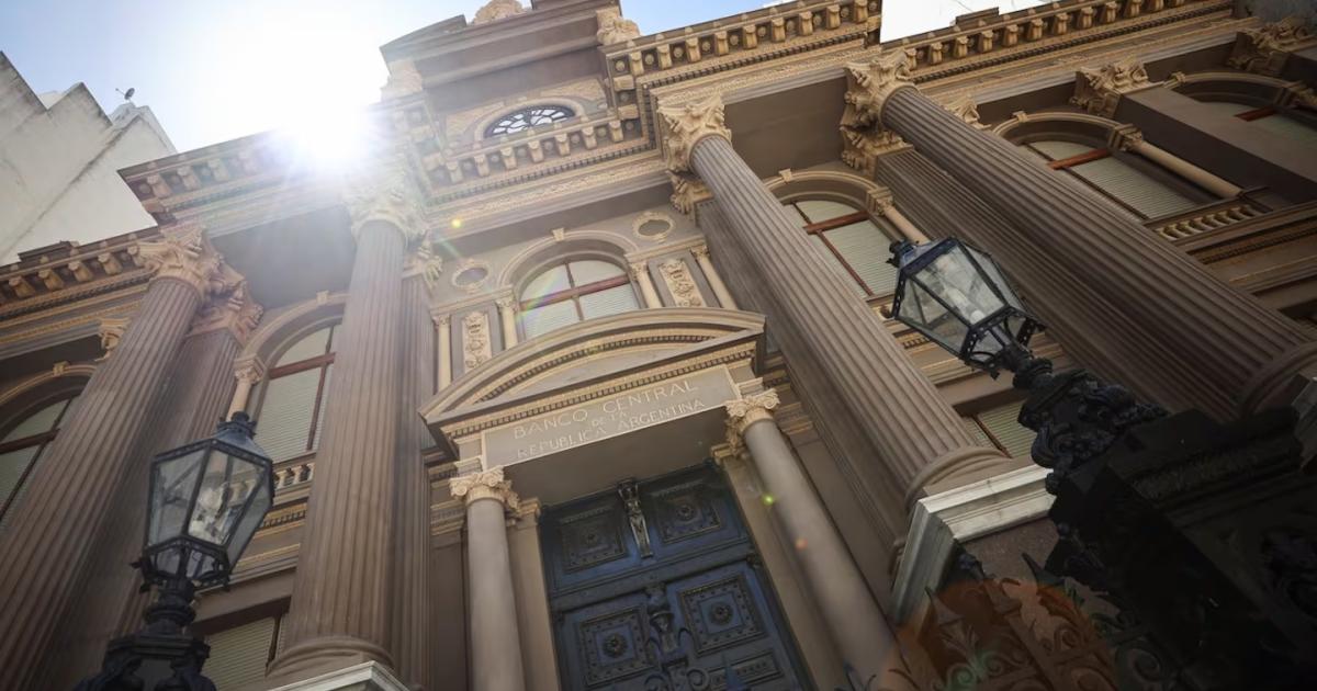 El Banco Central publicaraacute el REM de julio con nuevas proyecciones sobre inflacioacuten doacutelar y actividad econoacutemica