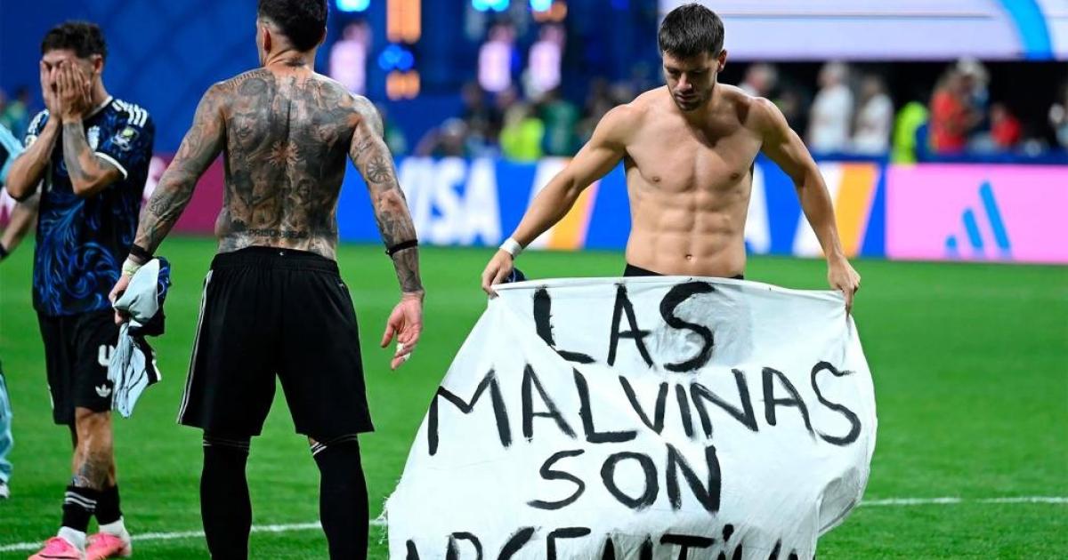 La bandera de Malvinas que exhibioacute la Seleccioacuten seraacute entregada a excombatientes