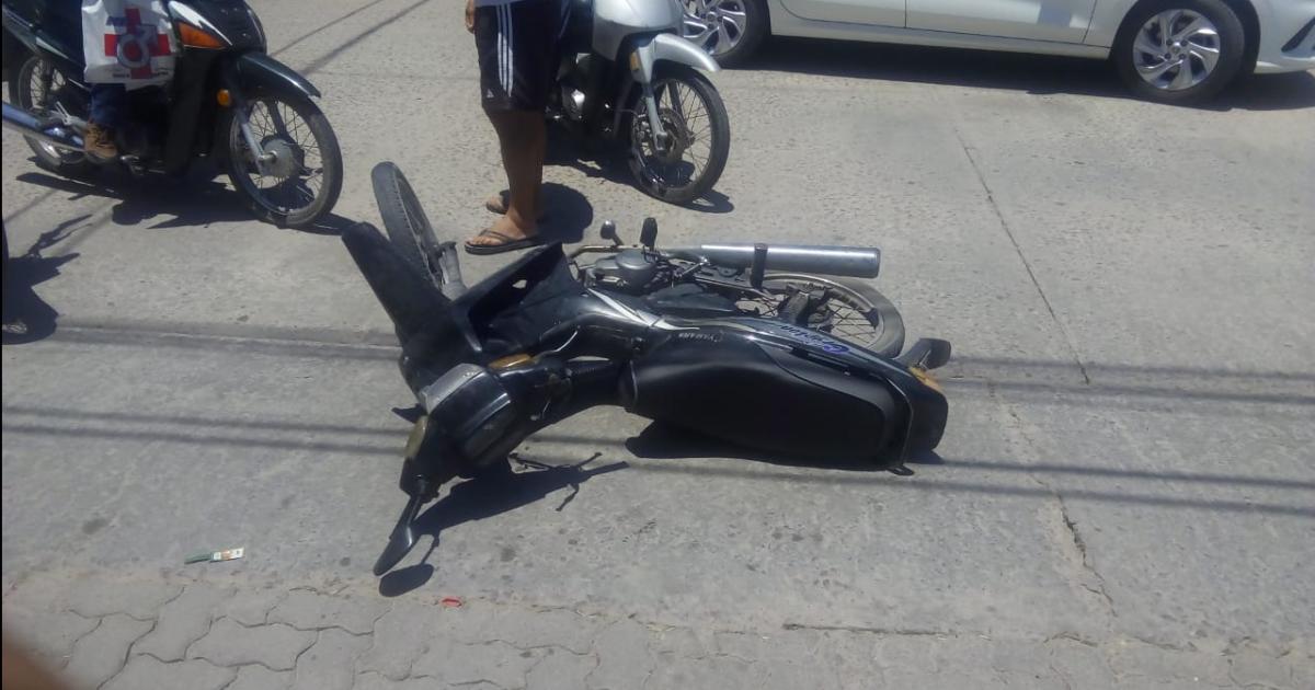 Dos personas resultaron heridas tras un choque entre una camioneta y una moto en La Bandab