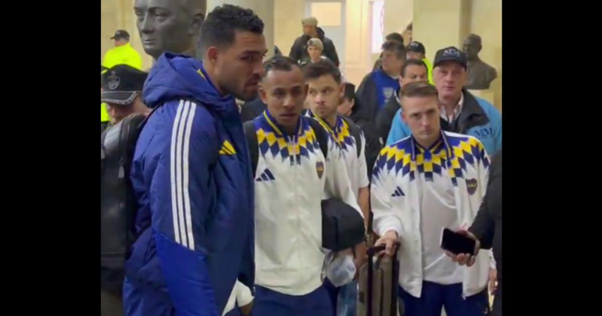 Insoacutelito momento en Parque Patricios- el colectivo de Boca partioacute del estadio y olvidoacute a cuatro futbolistas