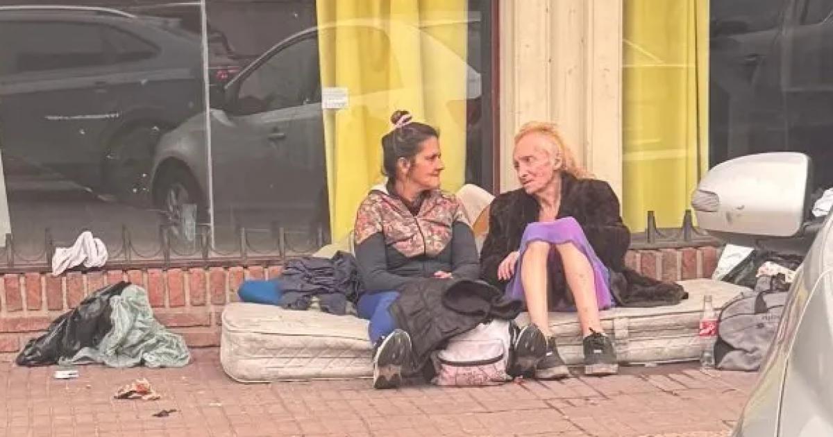 VIDEO Hallan a Zulma Lobato desalintildeada y tirada en un colchoacuten en plena calle