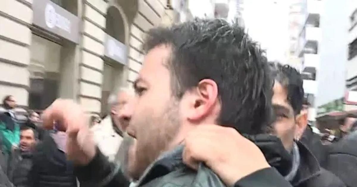 VIDEO- Un manifestante resultoacute herido en un ojo durante los incidentes frente al Congreso
