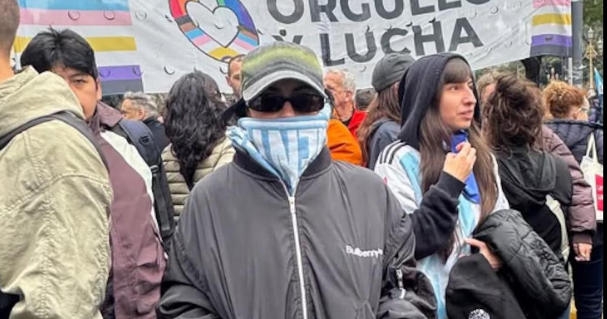 Lali Espoacutesito y Dillom participaron de la marcha frente al Congreso