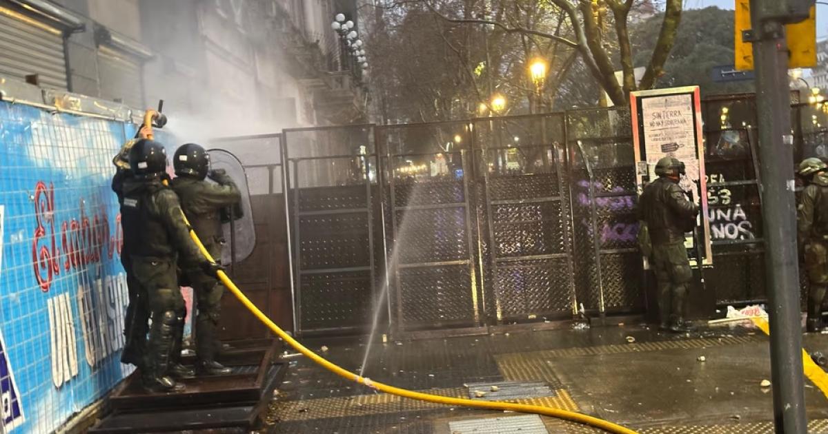 Tres detenidos y dos efectivos heridos durante los incidentes frente al Congreso