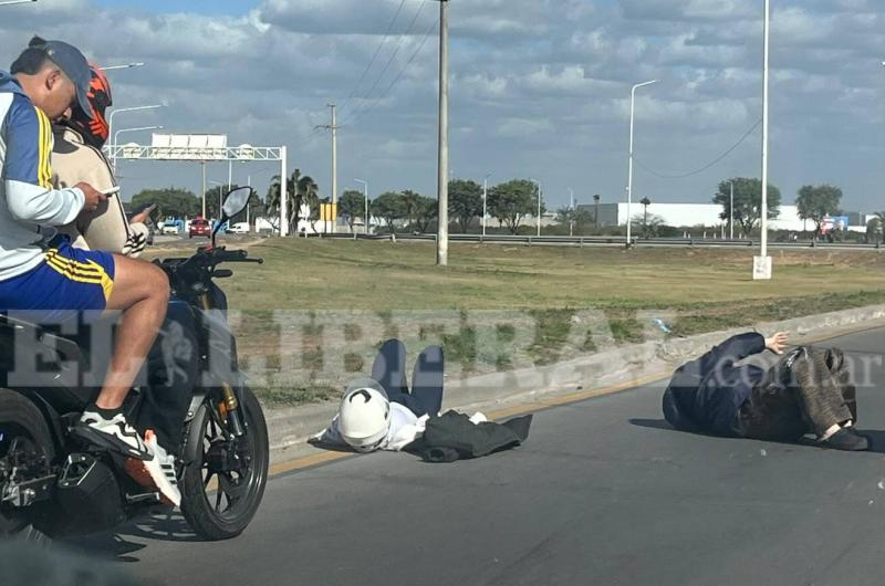 Chocaron a una moto en el ingreso al barrio Saint Germain- dos personas quedaron tendidas sobre el asfalto