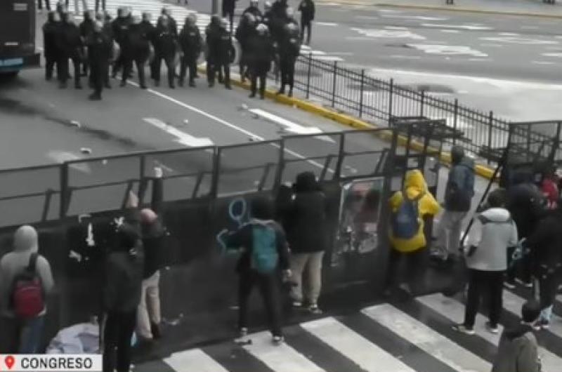 Tensioacuten frente al Congreso- incidentes entre manifestantes y la Policiacutea durante la protesta