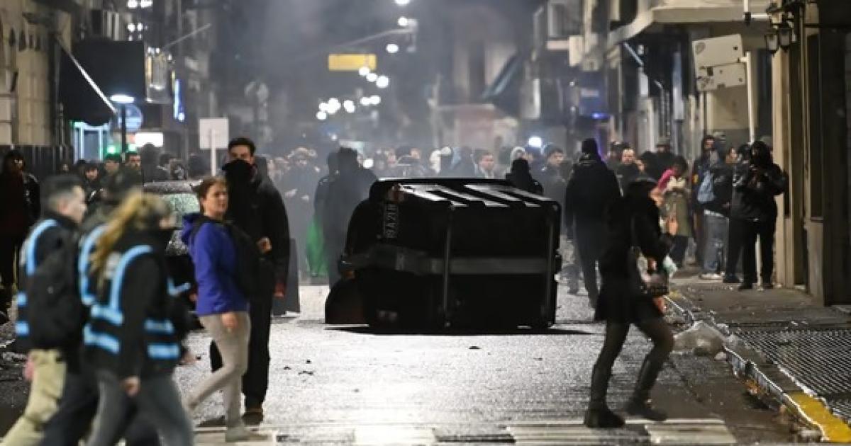 Se produjeron serios incidentes frente al Congreso y hubo detenidos durante la protesta contra la Ley de Propiedad Privada