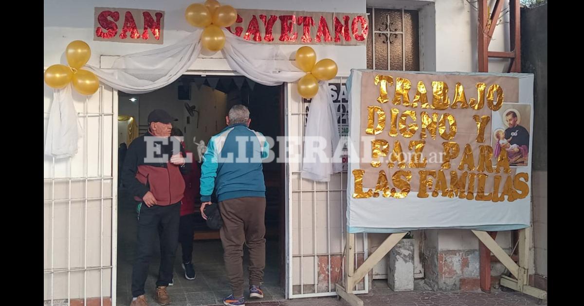 Comunidad y devocioacuten- Los fieles celebran la fiesta patronal de San Cayetano en el barrio Tradicioacuten