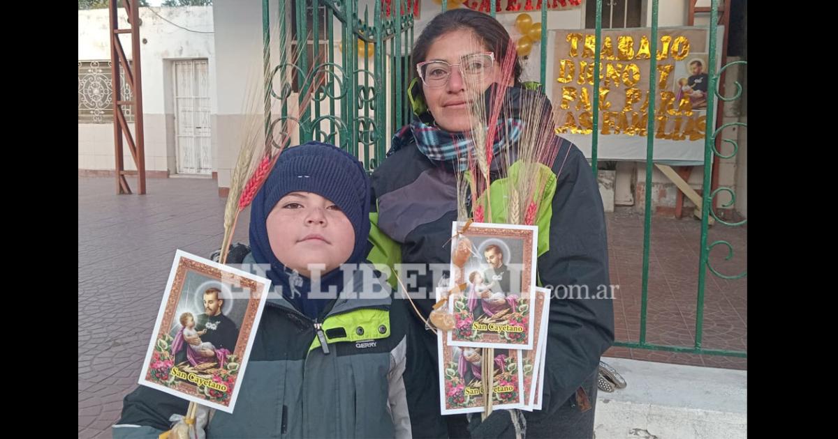 Comunidad y devocioacuten- Los fieles celebran la fiesta patronal de San Cayetano en el barrio Tradicioacuten