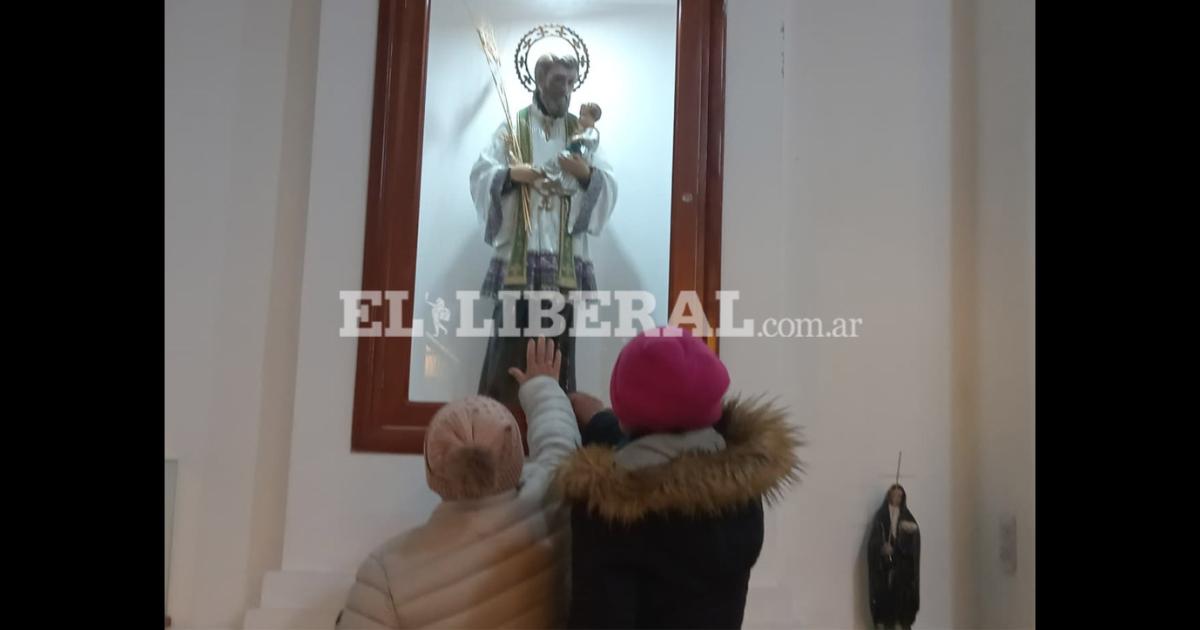 Comunidad y devocioacuten- Los fieles celebran la fiesta patronal de San Cayetano en el barrio Tradicioacuten