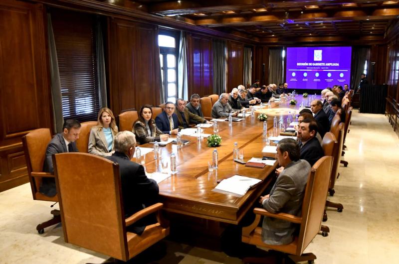 Eliacuteas Suaacuterez convocoacute a una reunioacuten de gabinete ampliada en Casa de Gobierno