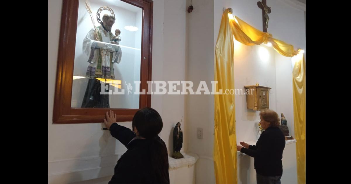Comunidad y devocioacuten- Los fieles celebran la fiesta patronal de San Cayetano en el barrio Tradicioacuten