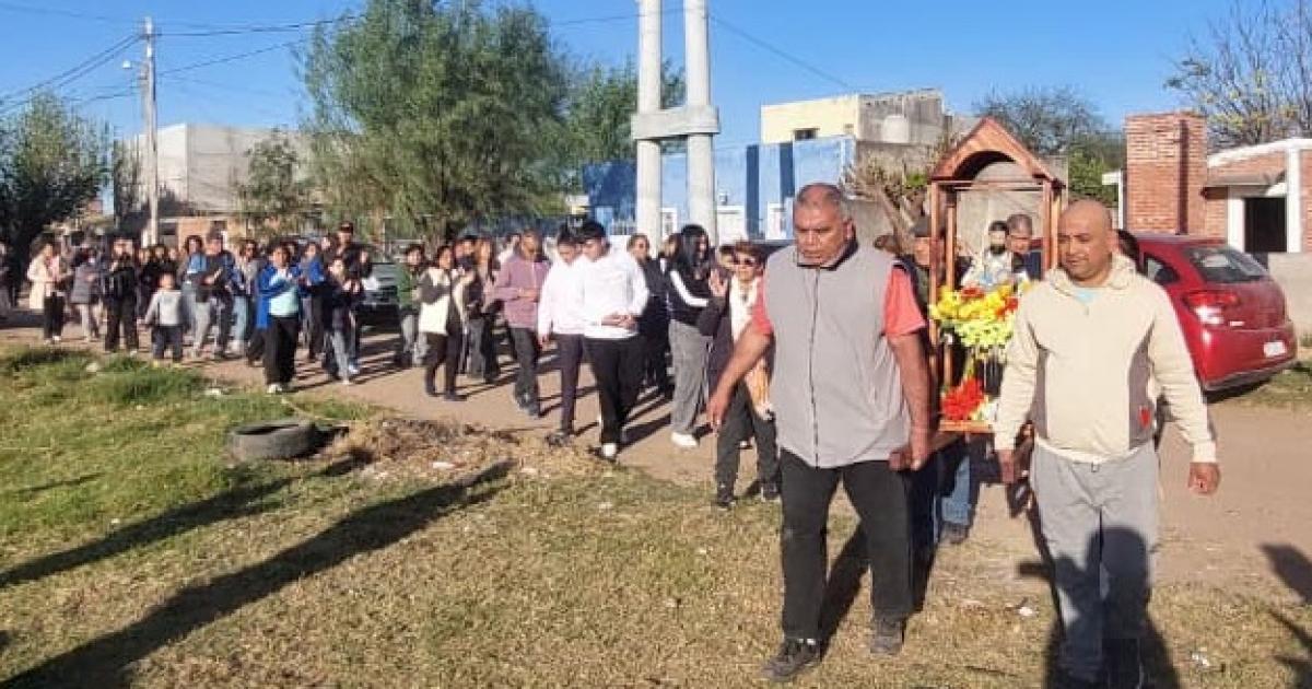 Una multitud participoacute de la fiesta patronal de San Cayetano