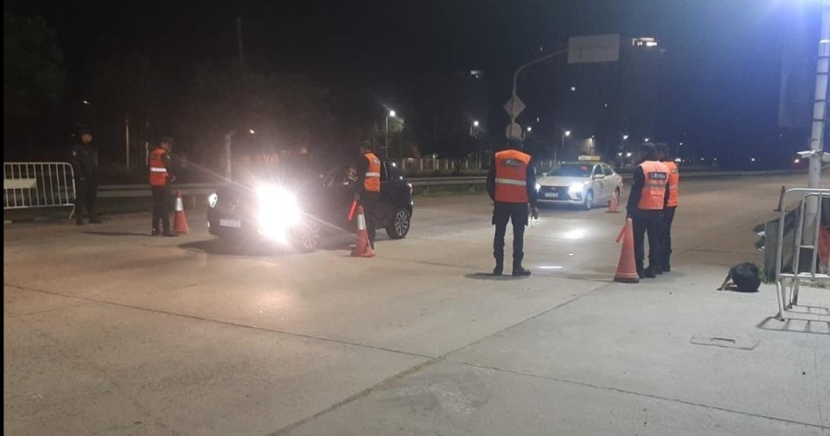 Un motociclista resultoacute herido tras un choque con un remiacutes al sur de la Capital
