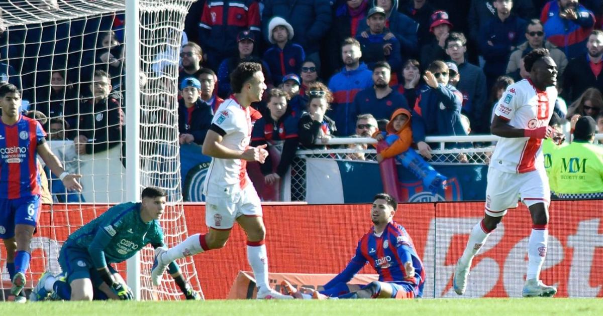 Huracaacuten vencioacute a San Lorenzo en el Nuevo Gasoacutemetro y rompioacute una racha de casi 25 antildeos