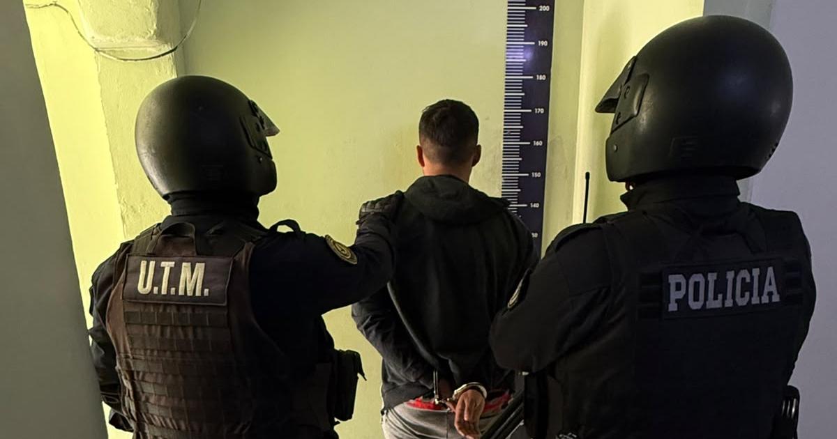 Lo identificaron mientras vendiacutea golosinas y descubrieron que teniacutea un pedido de aprehensioacuten vigente