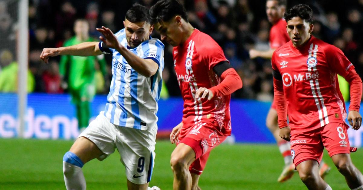 Argentinos le ganoacute 2-1 a Racing que jugoacute con diez y sigue sin poder ganar