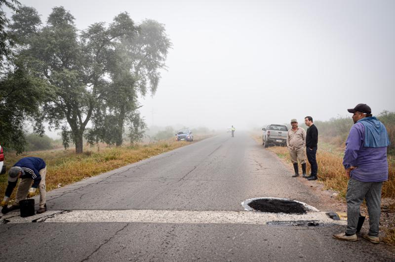 El municipio de Clodomira realiza bacheo en la ruta 11