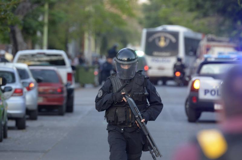 Durante cena atacoacute a tiros con dos revoacutelveres a familiares en una finca