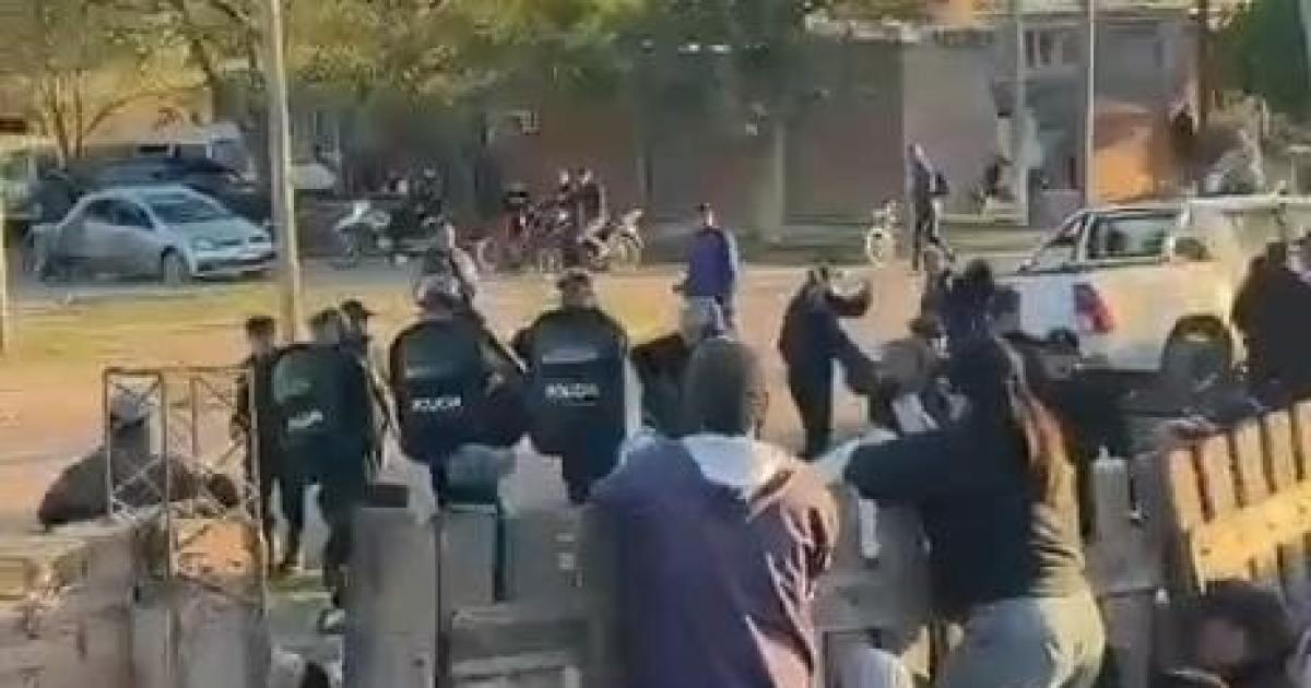 VIDEOS Los hinchas no le dieron respiro a la policía Imposible terminar el partido