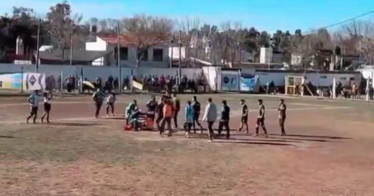 Un futbolista fue expulsado y golpeoacute a un aacuterbitro durante un partido de fuacutetbol amateur