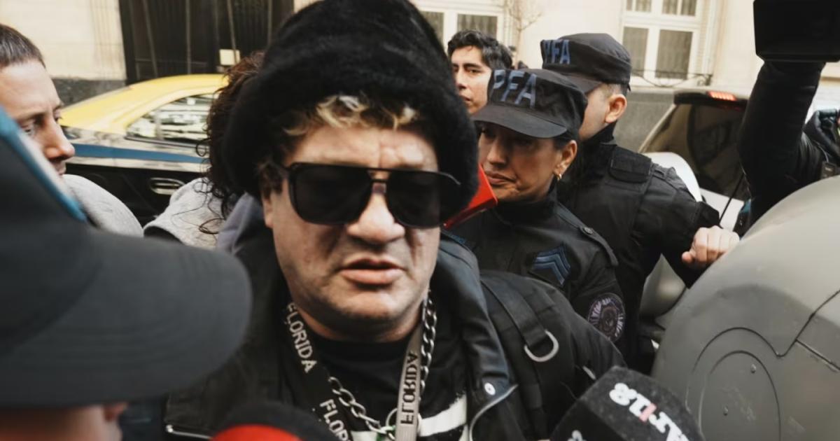 Pity Aacutelvarez con lentes oscuros y una frase sugestiva en la remera en la primera audiencia del juicio por homicidio