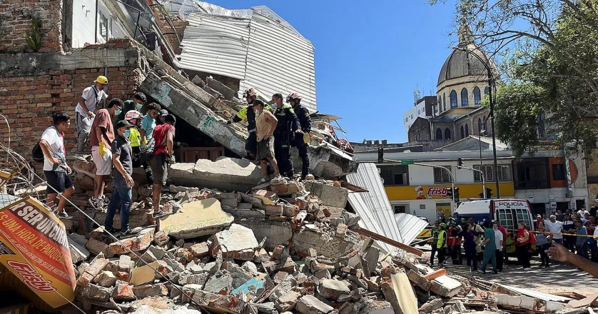 Ciudadanos y personal de emergencia remueven los escombros de un edificio parcialmente derrumbado luego un terremoto en Pereira Colombia (Foto- Reuters - Stringer)