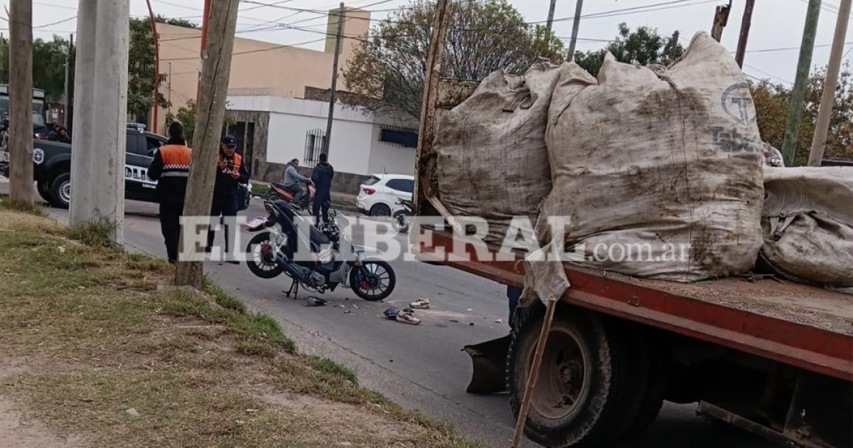 Un motociclista sufrioacute graves lesiones tras chocar contra un camioacuten estacionado en el Bdeg General Paz