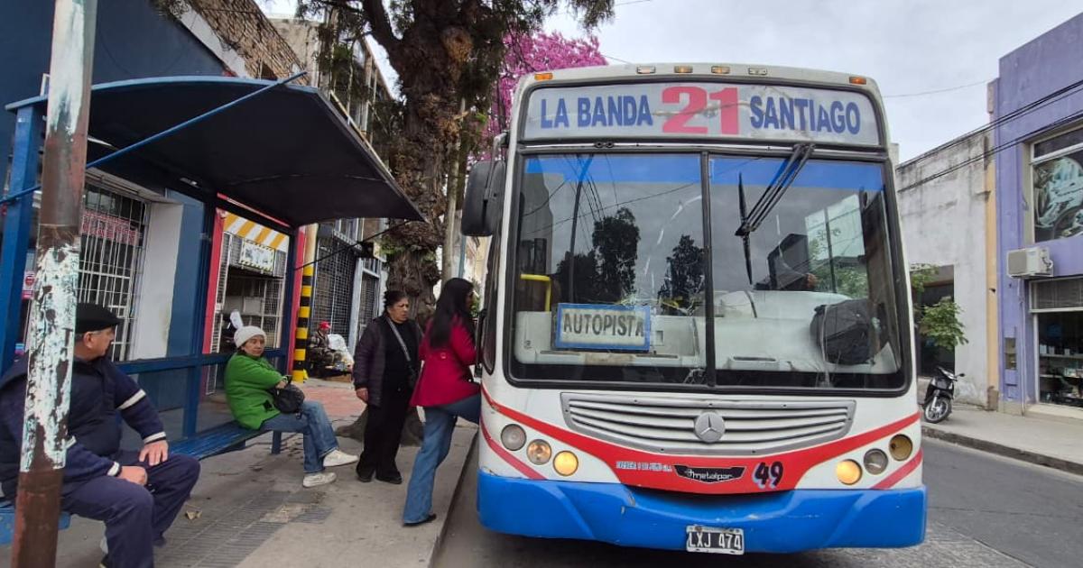 Volvioacute a funcionar la Liacutenea 21 tras el paro de choferes
